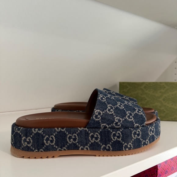 Authentic Gucci Printed Denim Slides. New in Box. - Picture 2 of 4